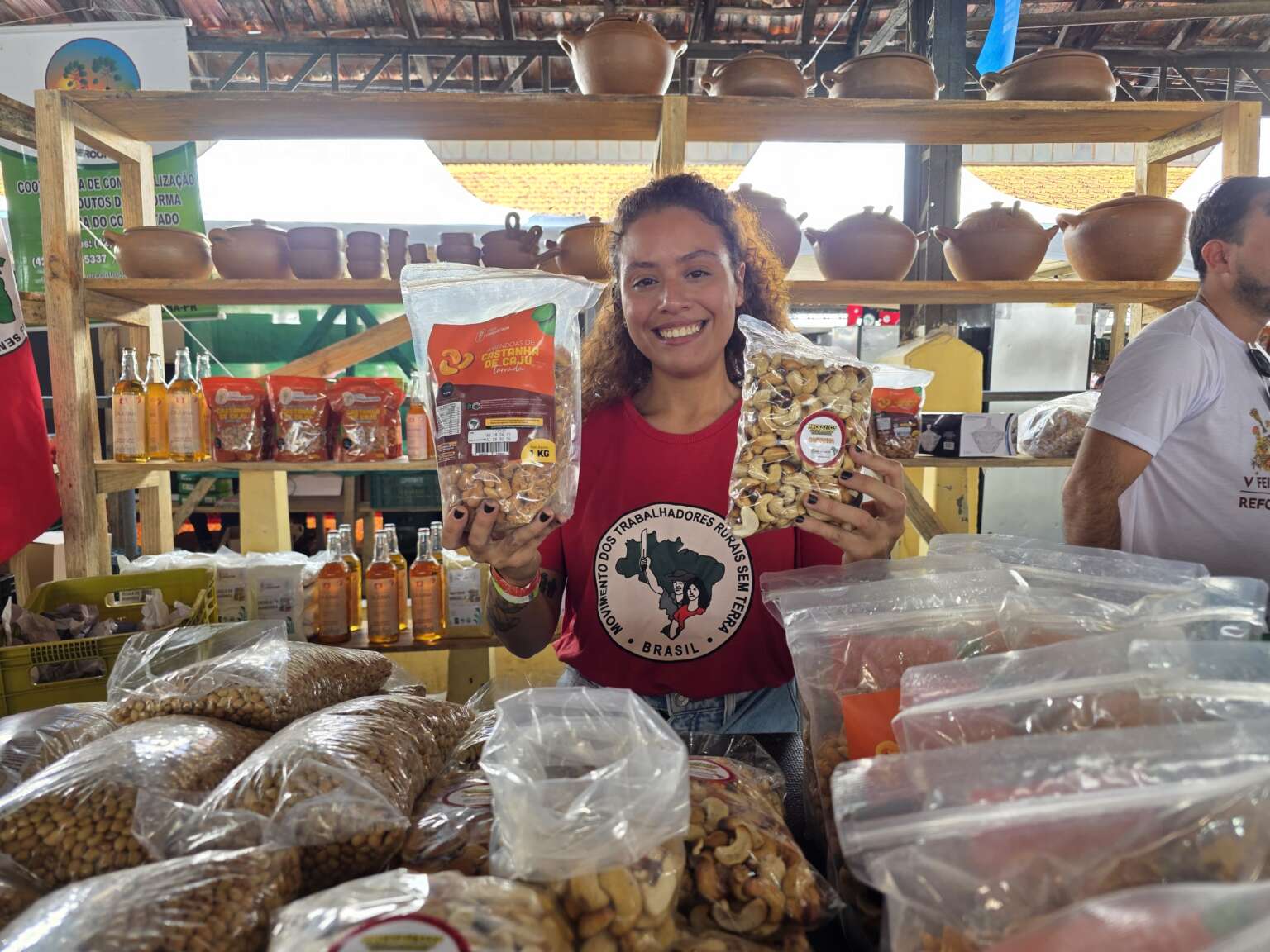 Mulher em banca de produtos orgânicos no Ceará