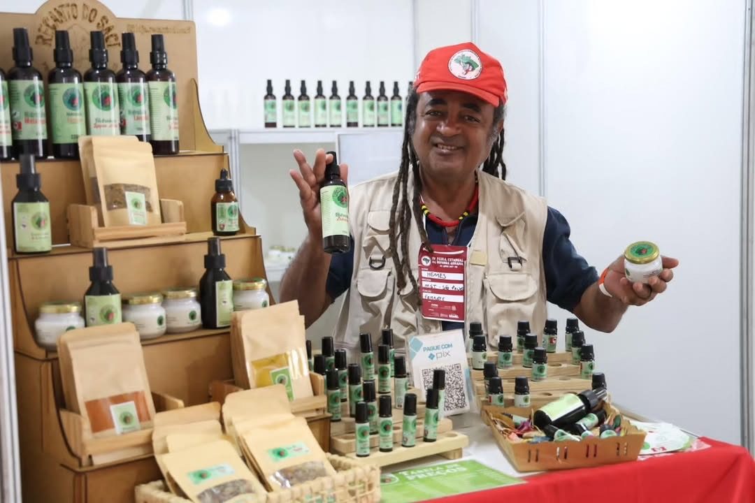 Cooperativista apresentando produtos processados no Espírito Santo