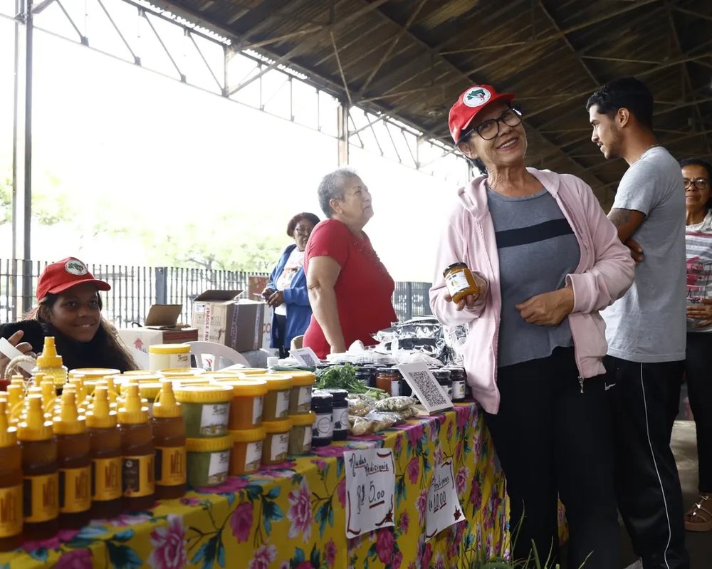 Banca de mel e produtos da reforma agrária em São Paulo